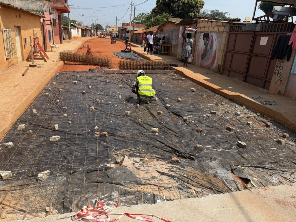 Construção de Via em Pavimento Rígido no Sambizanga