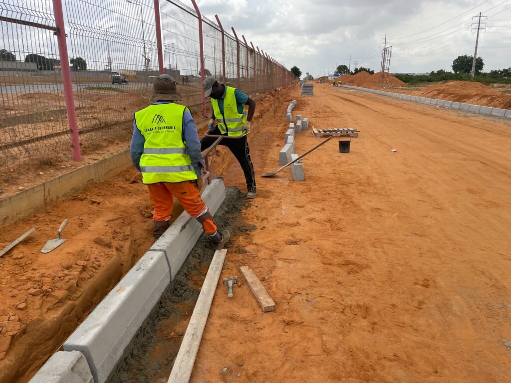 Sobre 1 Conheça a LOMBAKA ENGENHARIA